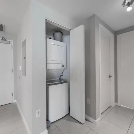 Amazing Condo With Pool At Midblock Miami Exterior photo