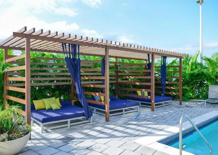 Amazing Condo With Pool At Midblock Miami