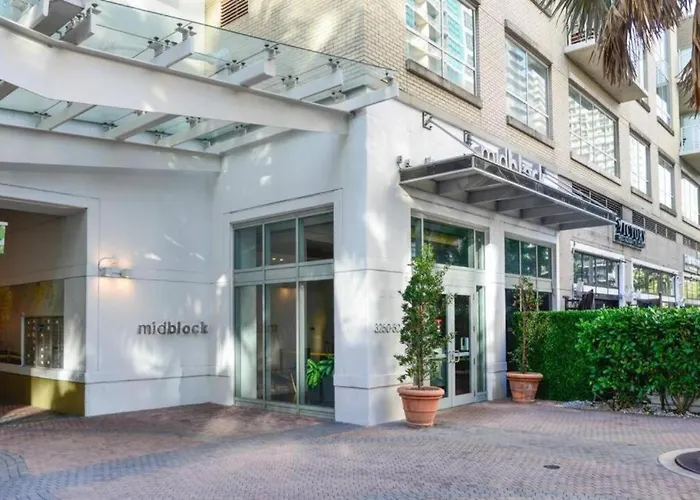 Amazing Condo With Pool At Midblock Miami