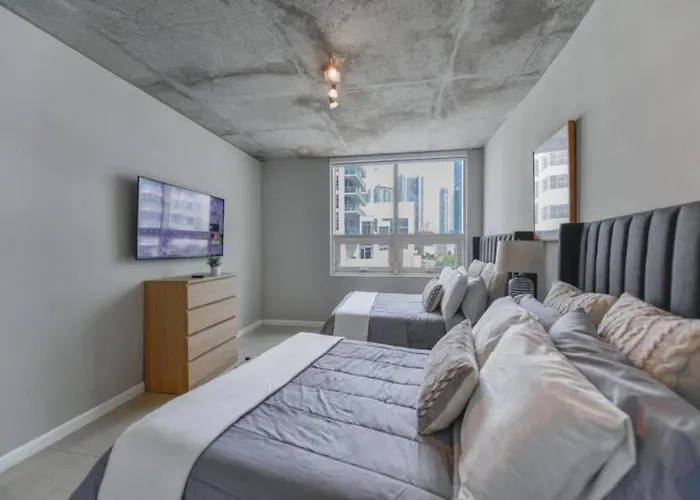 Amazing Condo With Pool At Midblock Miami